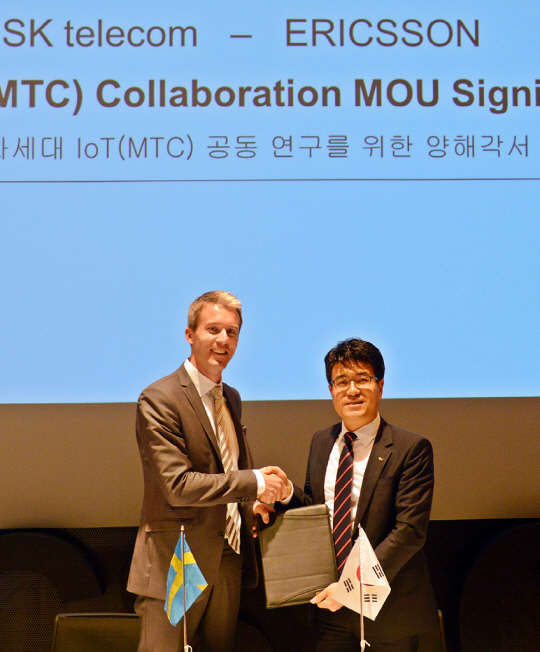 15일(현지시간) 스웨덴 스톡홀름 에릭슨 본사에서 박진효 SK텔레콤 네트워크기술원장(오른쪽)과 퍼 나빈거 에릭슨 LTE 개발 총괄이 LTE 기반 차세대 소물인터넷 기술 'MTC' 공동 연구 개발을 위한 양해각서(MOU)를 체결하고 악수하고 있다. 사진= SK텔레콤 제공